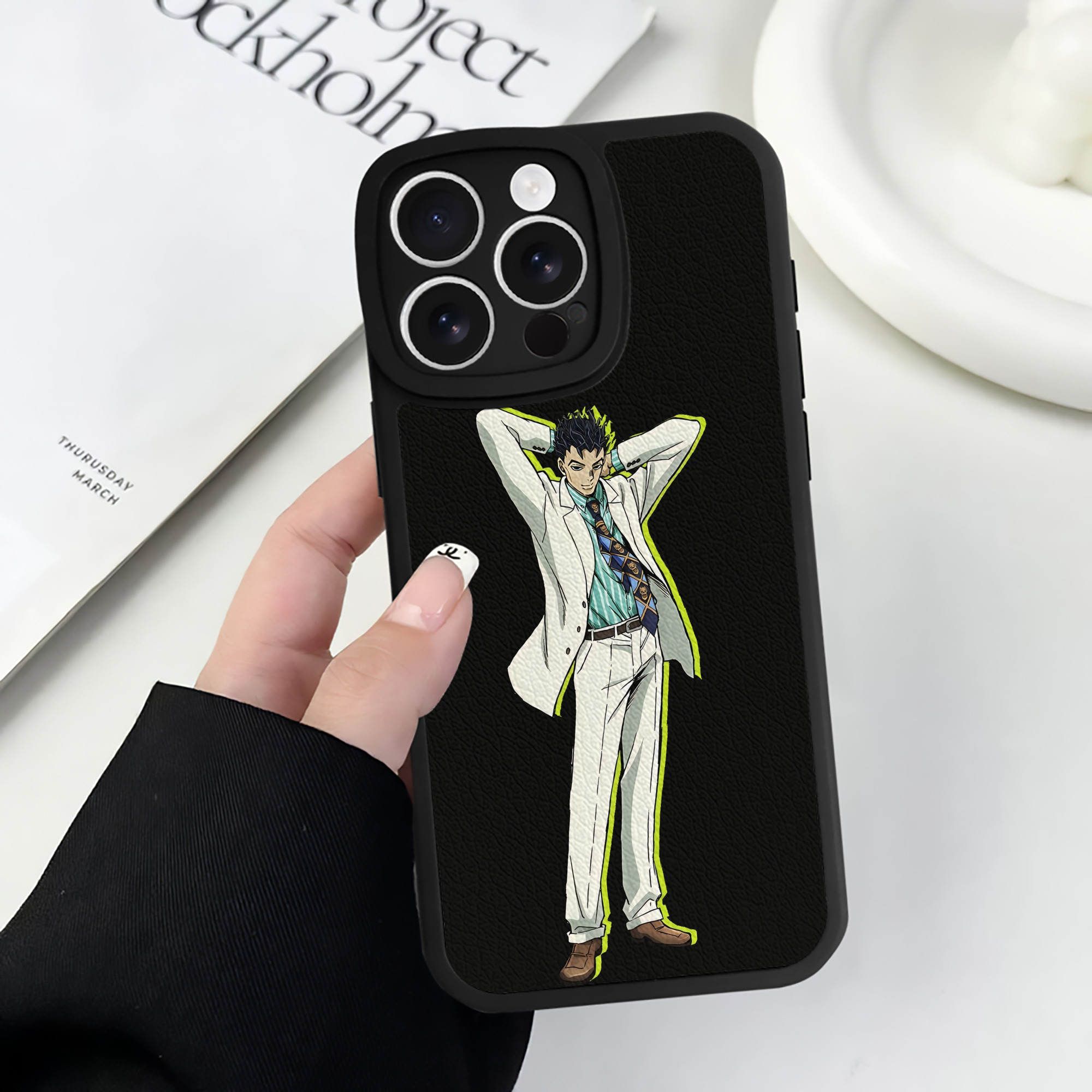 （画像用） ジョジョの奇妙な冒険 きら よしかげ JoJo's Bizarre Adventure Kira Yoshikage 【iPhone 16シリーズ対応】シリコンスマホケース（レザー調） 材質：シリコン